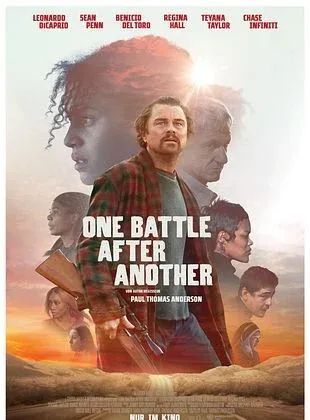Ein Filmplakat für 'One Battle After Another' mit einem Mann, der ein Gewehr hält, einem Sonnenuntergang im Hintergrund und mehreren anderen Charakteren im Vordergrund.