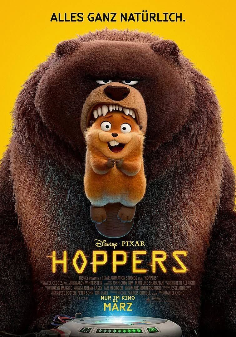 Poster für den Animationsfilm 'Hopper' von Disney Pixar, mit einem Bären, der ein Eichhörnchen im Maul hat. Der Bär hat einen bedrohlichen Ausdruck, während das Eichhörnchen fröhlich aussieht. Der Hintergrund ist leuchtend gelb.
