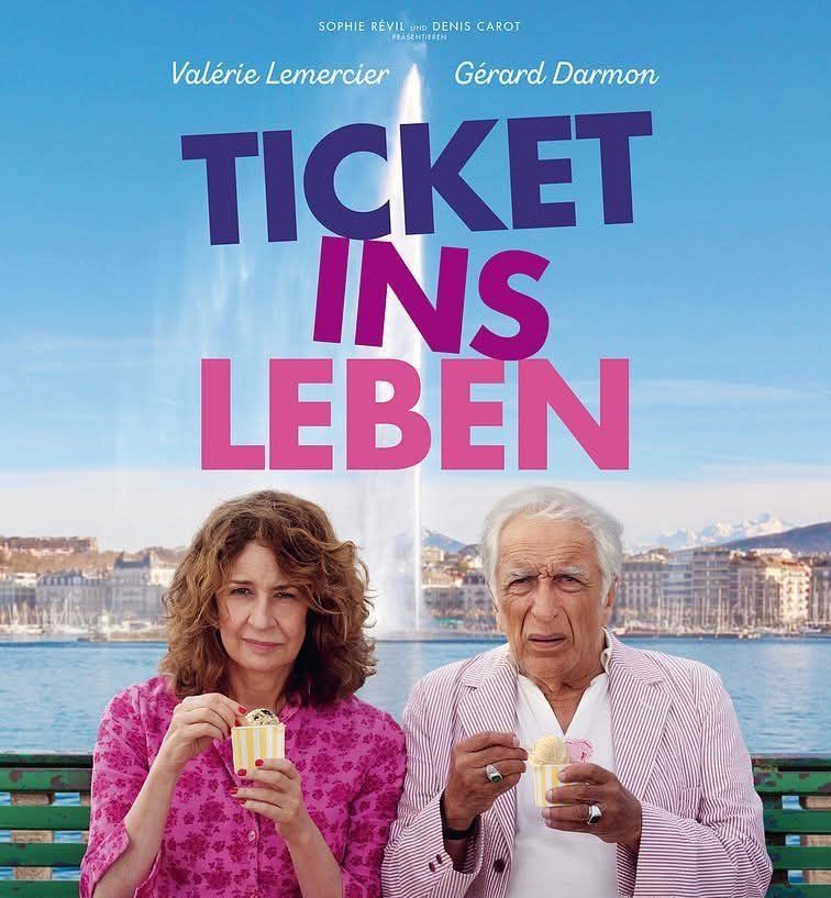 Ein Plakat für den Film 'Ticket ins Leben' zeigt zwei ältere Personen, die Eiscreme am See genießen, mit einem Brunnen im Hintergrund.