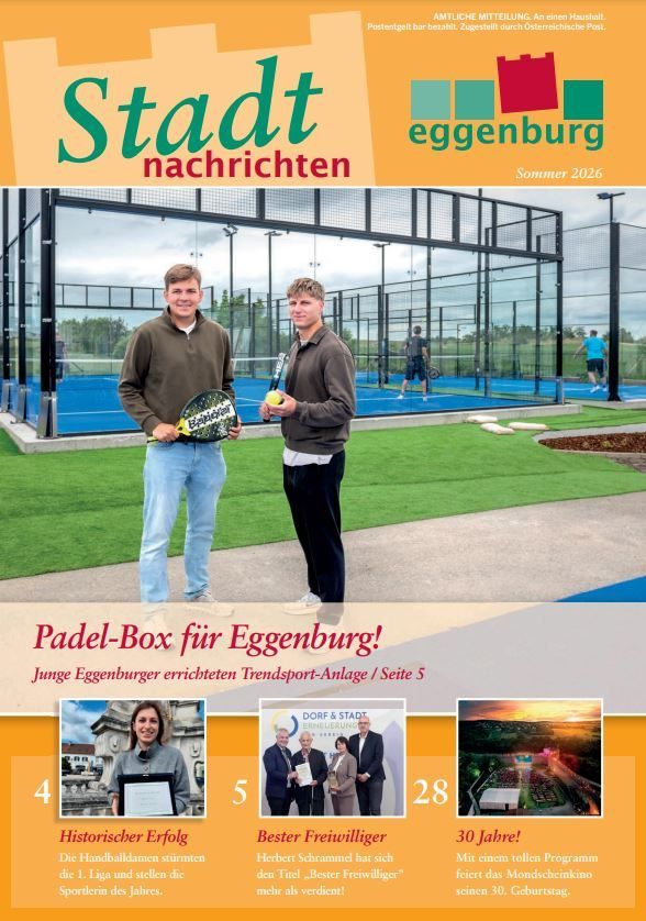Die Titelseite der Stadt Nachrichten Zeitschrift zeigt zwei Männer mit Tennisschlägern. Die Schlagzeile lautet 'Padel-Box für Eggenburg!' Es ist Sommer 2026.