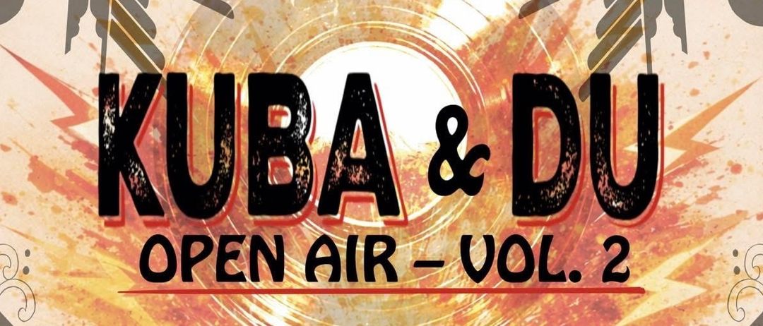 Ein Plakat mit feuerfarbenem Hintergrund, das den Text CUBA & DJ OPEN AIR - VOL. 2 zeigt. Der Text ist fett und stilisiert.