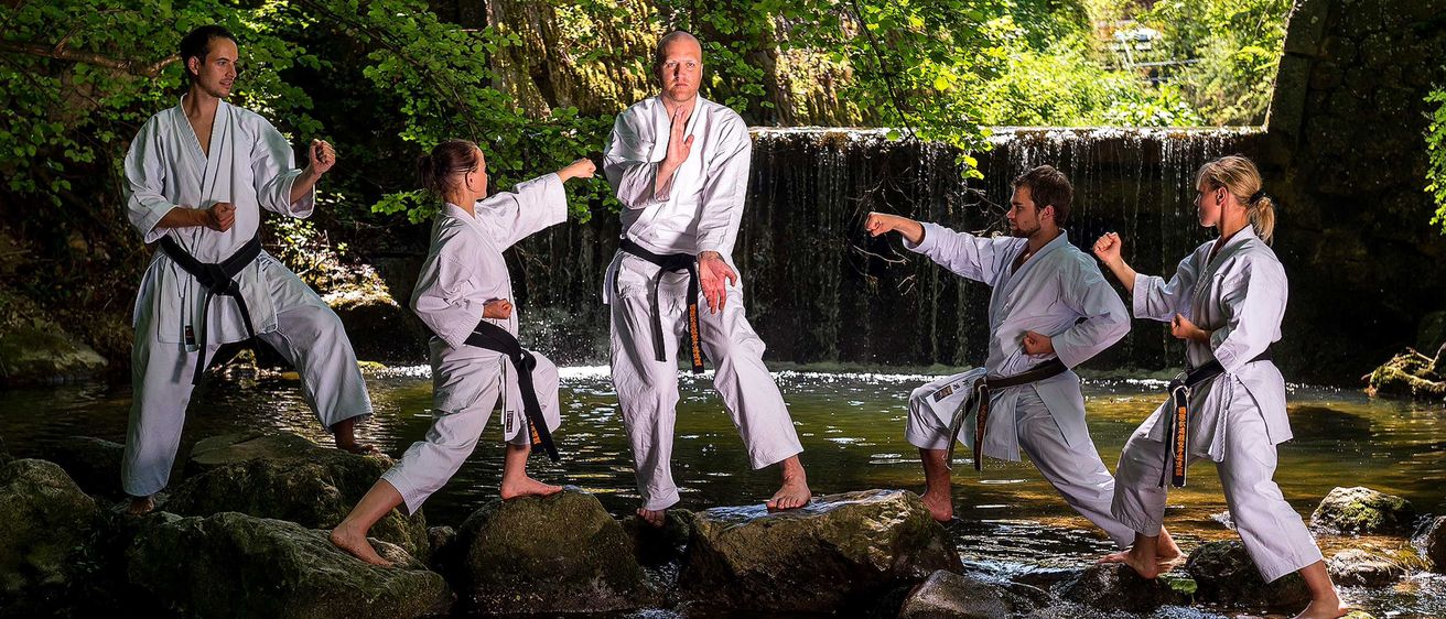 Bild enthält, Vegetation, Rock, Adult, Male, Man, Person, Martial Arts, Female, Woman, Outdoors