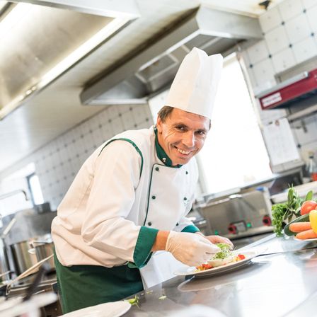 Bild enthält, Chef, Person, Adult, Male, Man, Food, Food Presentation, Face, Head