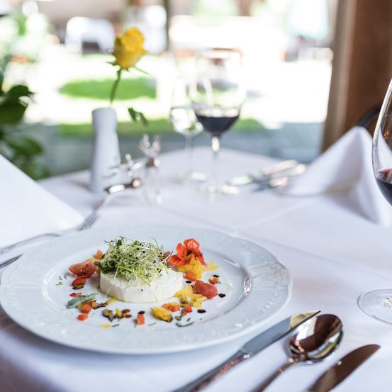 Bild enthält, Food Presentation, Brunch, Knife, Plate, Glass, Alcohol, Outdoors, Nature, Dining Table, Rose