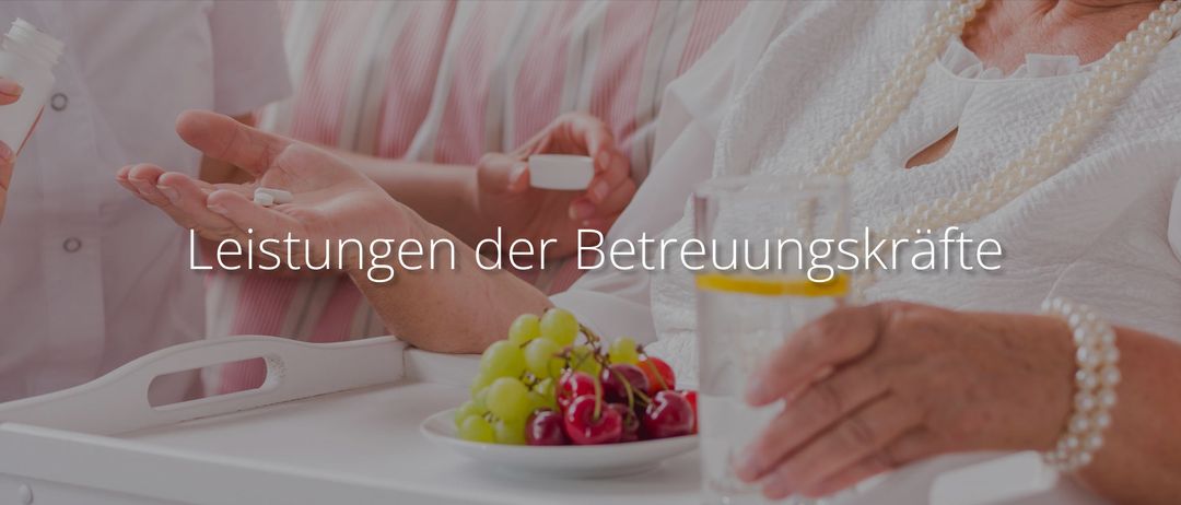 Zwei Menschen sitzen auf einer Couch, einer isst von einem Teller mit Trauben und Kirschen. Ein Glas Wasser steht auf dem Tisch. Der Text lautet 'Management der Verwaltung'.