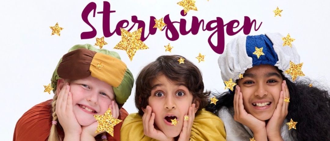 Drei Kinder als die drei Könige gekleidet posieren mit überraschten Gesichtsausdrücken. Der Hintergrund ist weiß mit Sternen und der Text 'Sternsinger geht los!'.