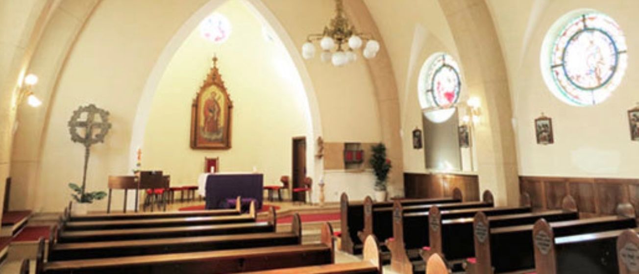 Bild enthält, Indoors, Prayer, Architecture, Building, Chapel, Church, Person, Face, Head, Altar