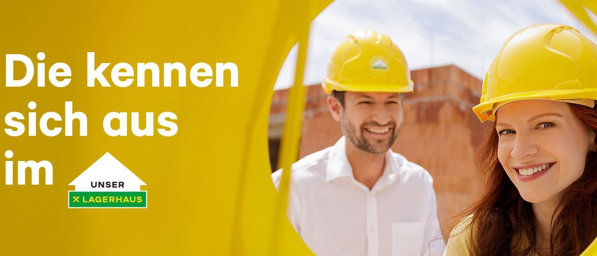 Ein Mann und eine Frau in Schutzhelmen stehen vor einer Baustelle und lächeln. Im Hintergrund befindet sich ein gelber Banner mit den Worten 'bauen' und 'uns'.