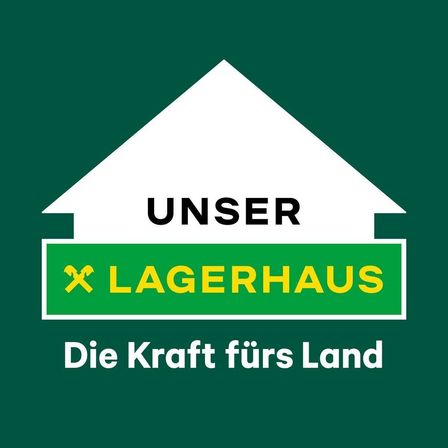 Ein grünes Poster mit einem weißen Dachdesign, der Text 'UNSER LAGERHAUS' in gelb und weiß und 'Die Kraft fürs Land' darunter.