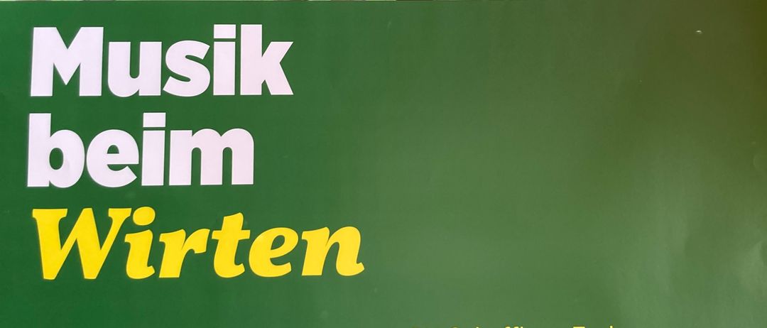 Ein Plakat für die Veranstaltung Musik beim Wirten, mit einem Trio von Musikern, die Gitarre, Akkordeon und Cello spielen. Die Veranstaltung findet am Freitag, den 12. Juni, statt, mit Essen und Getränken ab 18 Uhr und Die Tanzspielerei ab 20 Uhr.