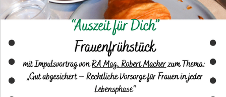Ein Flyer für ein Frauenfrühstück mit einer Tischdekoration, die einen Kaffeebecher, einen Teller mit Essen und verschiedene Utensilien zeigt. Der Flyer enthält Text auf Deutsch und Englisch und bewirbt einen Vortrag zum Thema rechtlicher Schutz für Frauen.