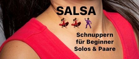 Eine lächelnde Frau mit einem roten Kleid und einem temporären Tattoo von Salsa-Tänzern auf ihrer Brust. Der Text lautet 'Salsa Schnuppern für Anfänger Solos & Paare' mit einem Datum und einer Zeit darunter.