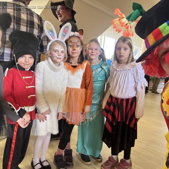 Eine Gruppe von Kindern in Kostümen posiert für ein Foto bei einer Karnevalsveranstaltung am 4. März 2025.