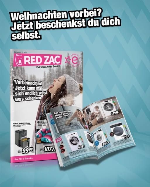 Weihnachts-Nachverkaufsanzeige mit einer lächelnden Frau mit Schnee auf dem Kopf. Es hebt verschiedene Produkte mit Preisschildern und einem offenen Katalog hervor. Die Anzeige betont das Selbstschenken nach Weihnachten.