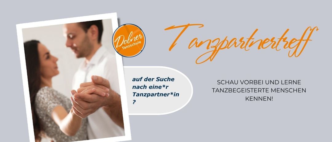 Ein Mann und eine Frau halten Händchen vor einem Schild, auf dem steht: 'Auf der Suche nach einem Tanzpartner?' Der Mann trägt ein weißes Hemd und die Frau ein graues.
