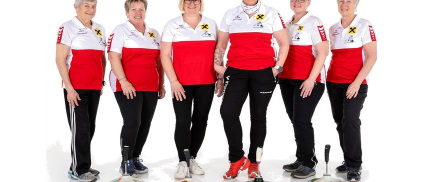 Sechs Frauen in roten und weißen Trikots posieren für ein Foto vor einem weißen Hintergrund. Sie halten Curlingbesen. Der Text oben ist auf Deutsch. Die Veranstaltung findet am 8. Mai 2025 statt.