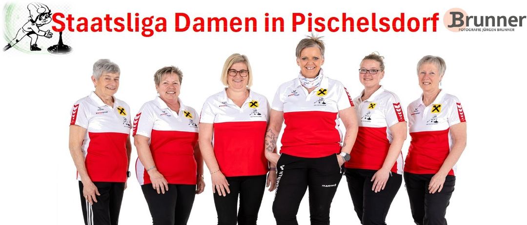 Sechs Frauen in passenden Uniformen stehen in einer Reihe auf einem Platz und halten Sportgeräte. Das Bild hat einen weißen Hintergrund und ein Banner mit deutschem Text.