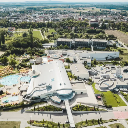 Bild enthält, Building, Cityscape, Urban, Outdoors, Pool, Water, Swimming Pool, Aerial View, Arena, Stadium