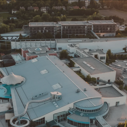 Bild enthält, Building, Outdoors, Pool, Water, Swimming Pool, Aerial View