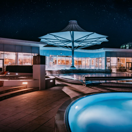 Bild enthält, Pool, Water, Swimming Pool, Hot Tub, Hotel, Outdoors, Furniture, Person, Resort