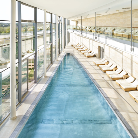 Bild enthält, Pool, Water, Swimming Pool, Interior Design, Car, Outdoors, Chair, Furniture