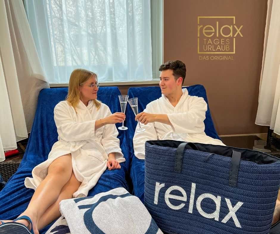 Bild enthält, Adult, Female, Person, Woman, Furniture, Handbag, Couch, Boy, Male, Teen