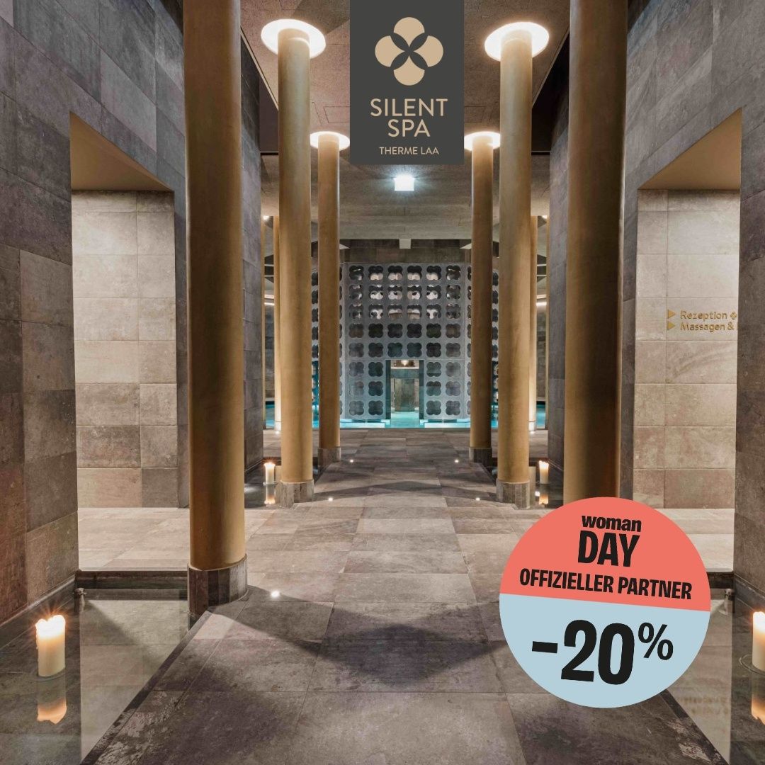 Bild enthält, Floor, Architecture, Building, Flooring, Indoors, Candle, Corridor, Interior Design, Lighting, City