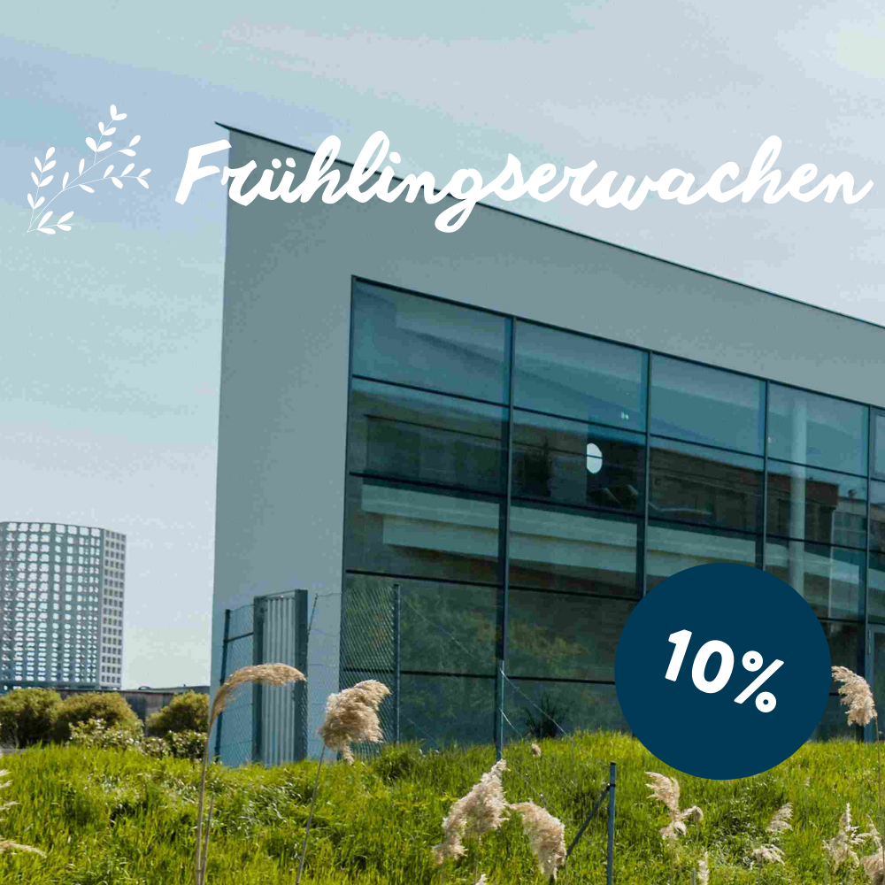 Bild enthält, Architecture, Building, Office Building, Grass, Plant, City, Urban, Lawn, Outdoors, Nature