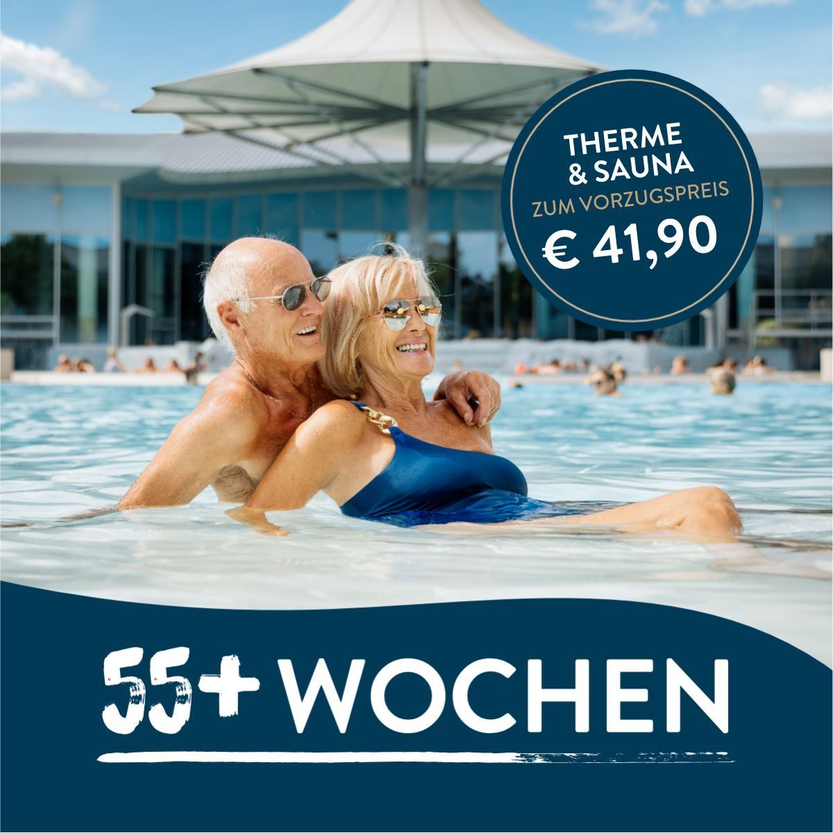 Ein älteres Paar schwimmt in einem Pool mit einem blauen Schild, das '55+ Wochen' und einen Preis von 41,90 Euro anzeigt.