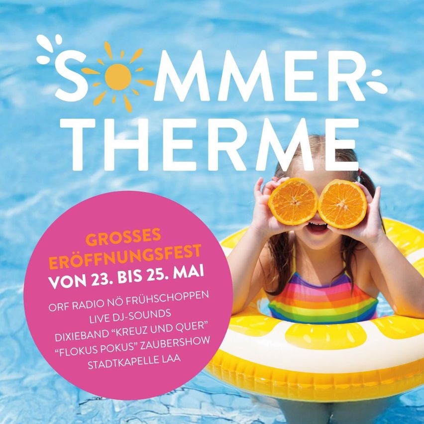 Plakat für eine Sommerveranstaltung im Pool mit einem Mädchen, das Orangenscheiben hält. Das Plakat sagt Sommer Therme und enthält Details zum Eröffnungsfest.