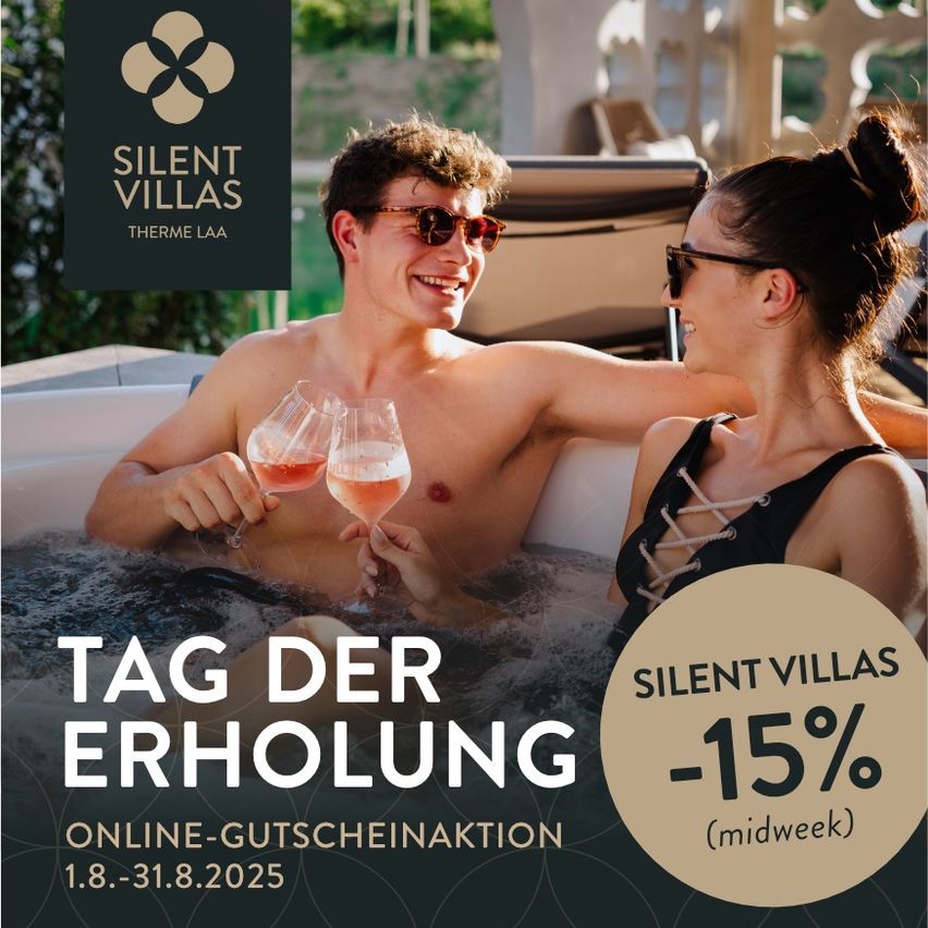 Silent Villas-Werbung mit einem Paar in einer Badewanne mit Weingläsern. Das Angebot ist 15% günstiger unter der Woche. Gültig vom 1. August bis 31. August 2025.
