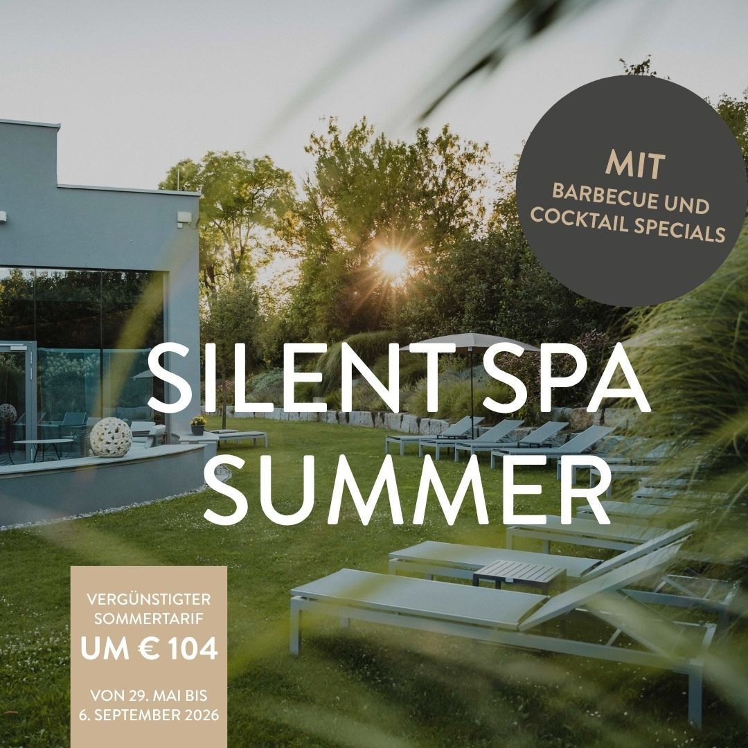 Eine Werbung für Silent Spa Summer mit einer friedlichen Außenumgebung, Liegestühlen, einem modernen Haus und üppigem Grün. Die Sonne geht im Hintergrund unter, und es gibt ein kreisförmiges Logo mit dem Text 'Mit Barbecue und Cocktail Specials'.