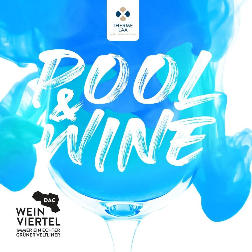 Werbung für eine Weinveranstaltung bei Therme Laa, mit einem blauen Weinglas, auf dem 'Pool & Wine' in weiß steht. Das Glas ist mit blauer Flüssigkeit gefüllt und hat unten ein DAC-Logo.