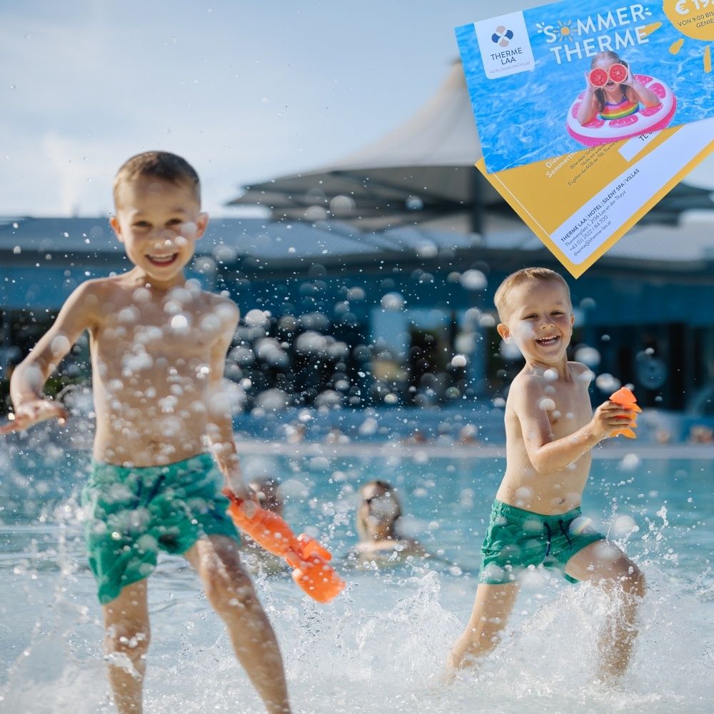 Zwei junge Jungen in grünen Badeanzügen spielen mit Wasserpistolen in einem Pool mit Blasen. Ein Ticket für Therme Laa ist im Vordergrund sichtbar.