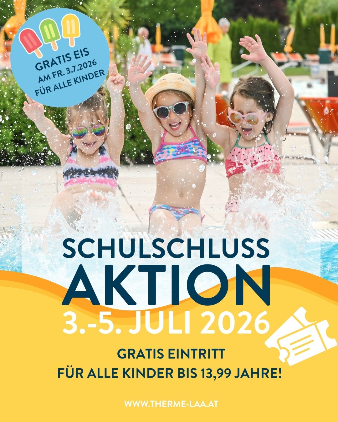 Plakat für Schulschlussaktion. Drei Mädchen in einem Pool mit gratis Eis für alle Kinder bis 13,99 Jahre. Termine: 3.-5. Juli 2026.