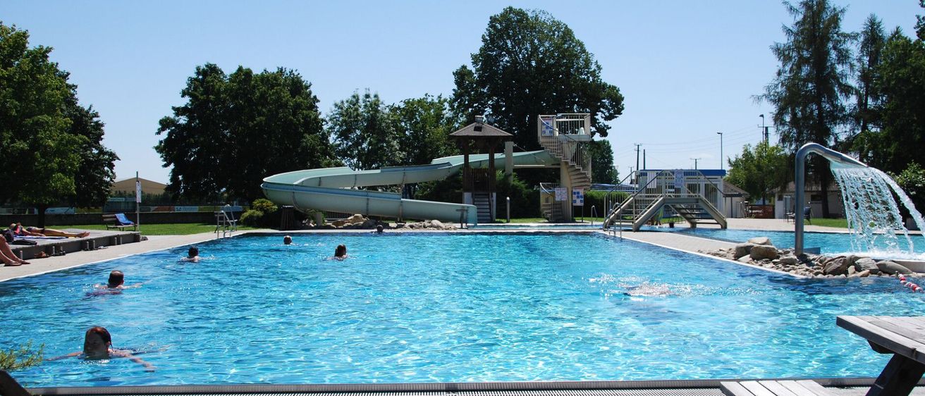 Bild enthält, Water, Pool, Swimming Pool, Nature, Outdoors, Scenery, Hotel, Person, Resort