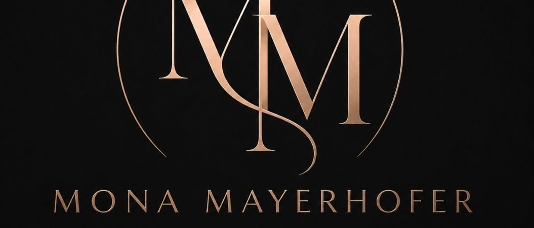 Auf einem schwarzen Hintergrund ist ein Logo für Mona Mayerhofer zu sehen, das das Monogramme 'MM' in einem goldenen Kreis mit einem Stern darunter enthält. Der Text 'CHANNOINE BEAUTYPOINT' ist darunter in weiß dargestellt.