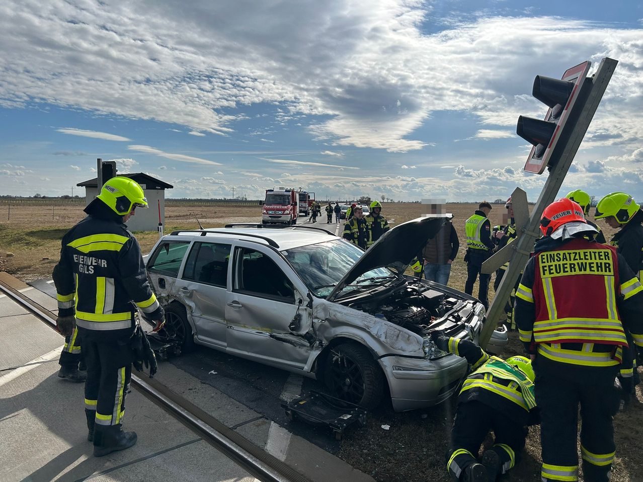 Bild enthält, Adult, Male, Man, Person, Car, Wheel, Helmet, Glove, Traffic Light, Shoe