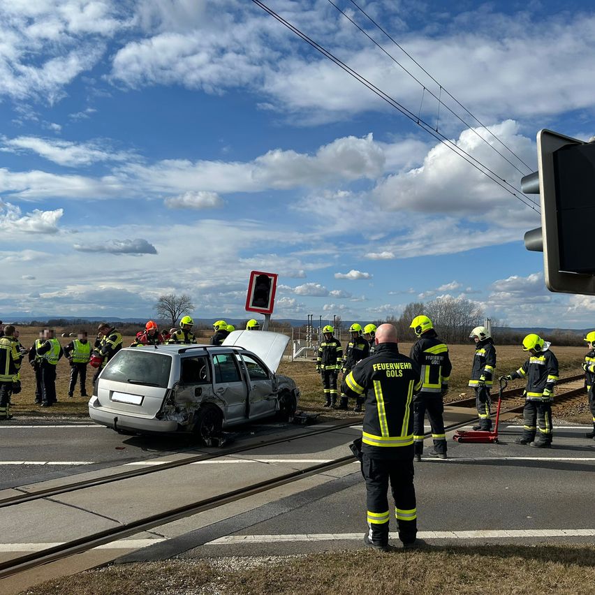 Bild enthält, Person, Adult, Male, Man, Worker, Traffic Light, Car, Helmet, Road, Wheel