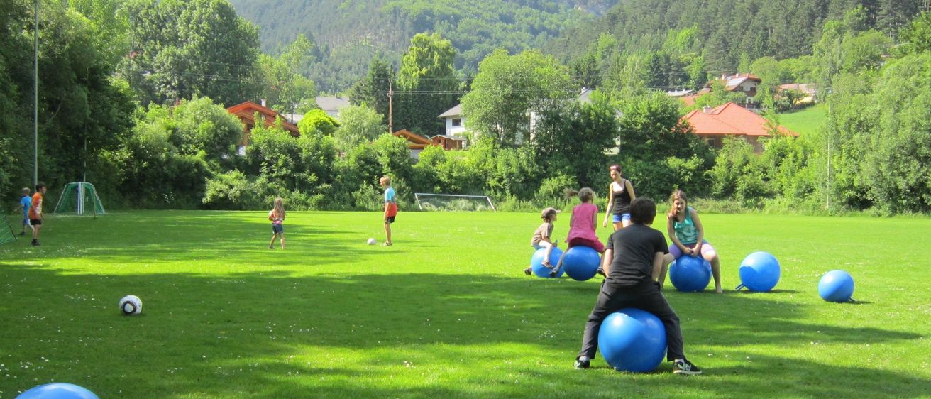 Bild enthält, Grass, Outdoors, Park, Adult, Male, Man, Person, Play Area, Soccer Ball, Lawn