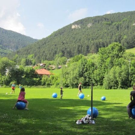 Bild enthält, Grass, Nature, Outdoors, Park, Lawn, Person, Field, Soccer Ball, Tree, Balloon