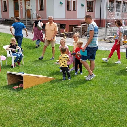 Bild enthält, People, Person, Grass, Adult, Male, Man, Female, Woman, Lawn, Neighborhood