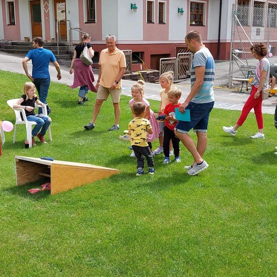 Bild enthält, People, Person, Grass, Adult, Male, Man, Female, Woman, Lawn, Neighborhood