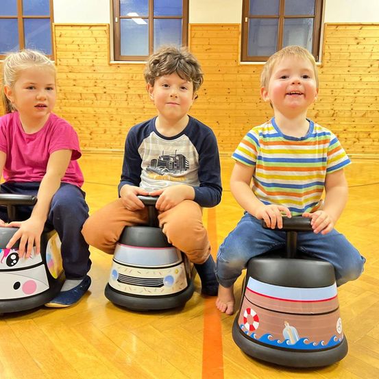 Bild enthält, Indoors, Interior Design, Boy, Child, Male, Person, Photography, Portrait, Play Area, Pants