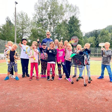 Bild enthält, Racket, Tennis, Tennis Racket, People, Person, Park, Plant, Boy, Child, Male