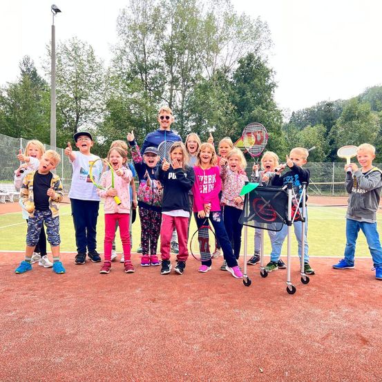 Bild enthält, Racket, Tennis, Tennis Racket, People, Person, Park, Plant, Boy, Child, Male