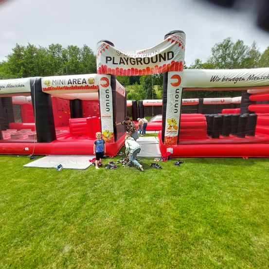 Bild enthält, Grass, Plant, Inflatable, Play Area, Outdoor Play Area, Outdoors, Person, Lawn