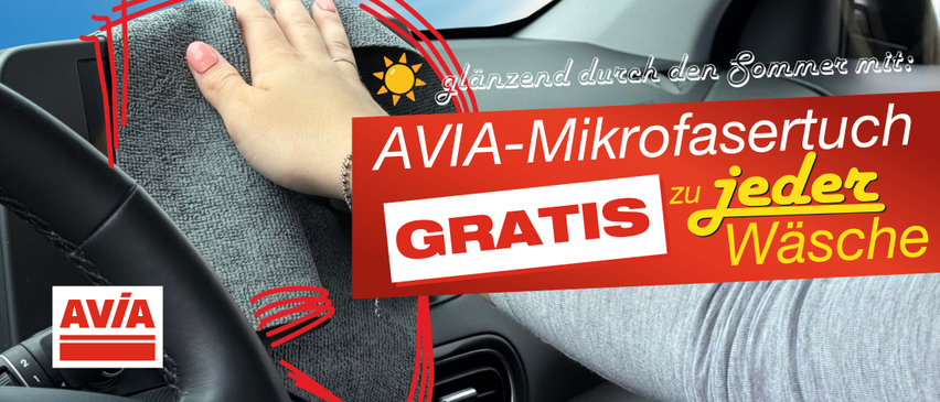 Eine Person hält ein graues Mikrofasertuch in einem Auto mit einer Sonne und dem Text 'AVIA-Mikrofaser zu jea Wä GRATIS'. Das Autoinnere ist von Sonnenlicht erhellt.