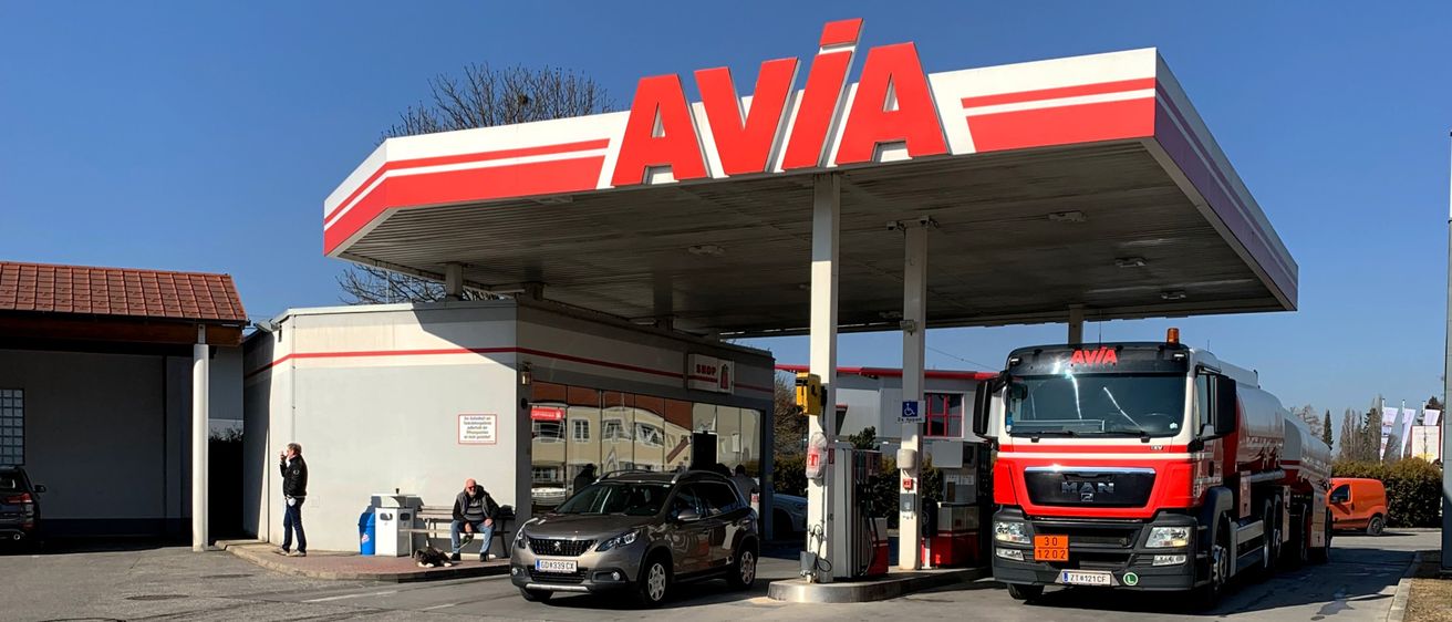 Bild enthält, Transportation, Truck, Vehicle, Machine, Car, Person, Gas Pump, Pump, Wheel, Gas Station