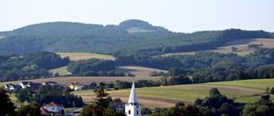 Bild enthält, Fir, Tree, Outdoors, Nature, Countryside, Hill, Spire, Tower, Scenery, Grassland